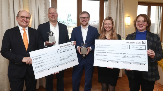 Markenverband verleiht Verbraucherjournalistenpreis - Christian Köhler (l.), Hauptgeschäftsführer des Markenverbandes, und Tabea Rößner (r.), Schirmherrin des Awards, mit den Preisträgern - Quelle: Markenverband/Thomas Rafalzyk